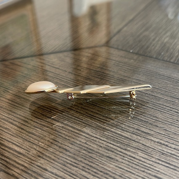 Art Deco Style Pin with Faux Oval Pearl Cabochon - Picture 5 of 14